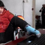 Китайская девушка-инвалид написала роман левой ногой