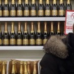 Медики призывают россиян отказаться от прошлогодних салатов и алкоголя