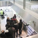 Премьер Литвы получил в банкомате первые евро