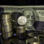 Официальные курсы доллара и евро выросли почти на 6 рублей