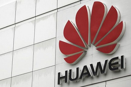 Часы Huawei Watch показались в аэропорту Барселоны