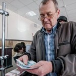 Кабмин распределил 7,7 миллиардов рублей на доплаты к пенсиям
