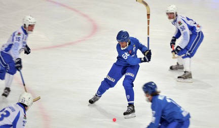 «Динамо» вышло в финал чемпионата России по хоккею с мячом