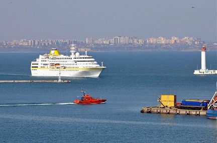 Сезон круизов в Сочи открыл немецкий лайнер Hamburg