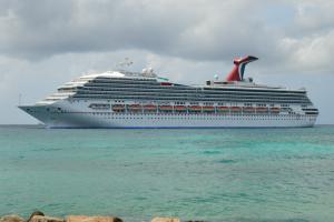 За борт с круизного лайнера «Carnival Triumph» спрыгнул пассажир