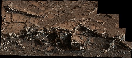 Марсоход сфотографировал двухтонные минеральные образования