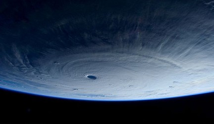Супертайфун сфотографировали из космоса